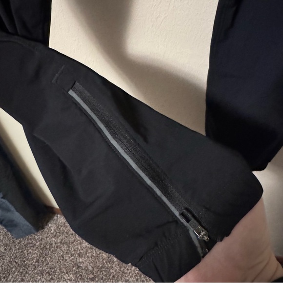 Lululemon black pant with reflective zipper ankle Size Medium - Picture 3 of 8